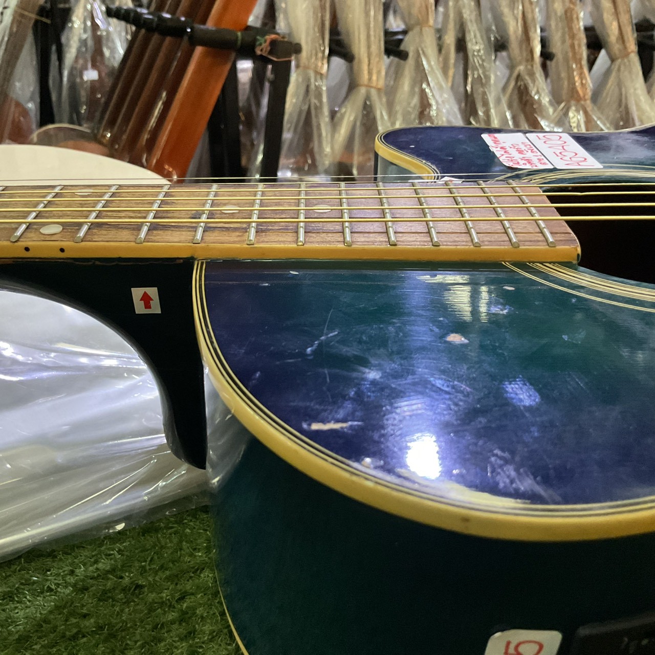 กีต้าร์โปร่งไฟฟ้า Mavis