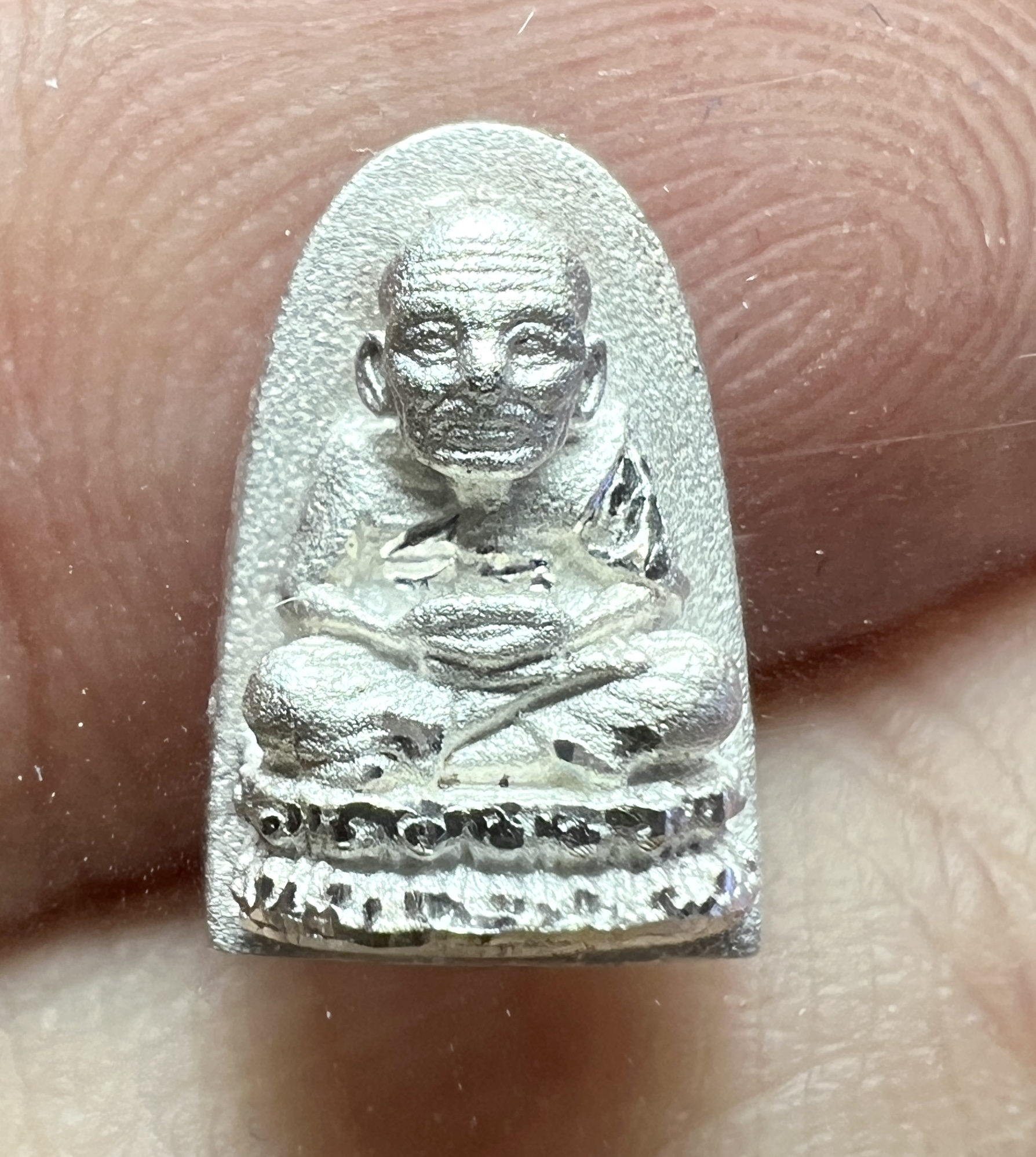 หลวงพ่อทวด พิมพ์พระรอดเล็ก (เนื้อเงินขัดเงา) Luang Pu Thuat coin (Model: Phra Rod, Sliver material). SKU-01983