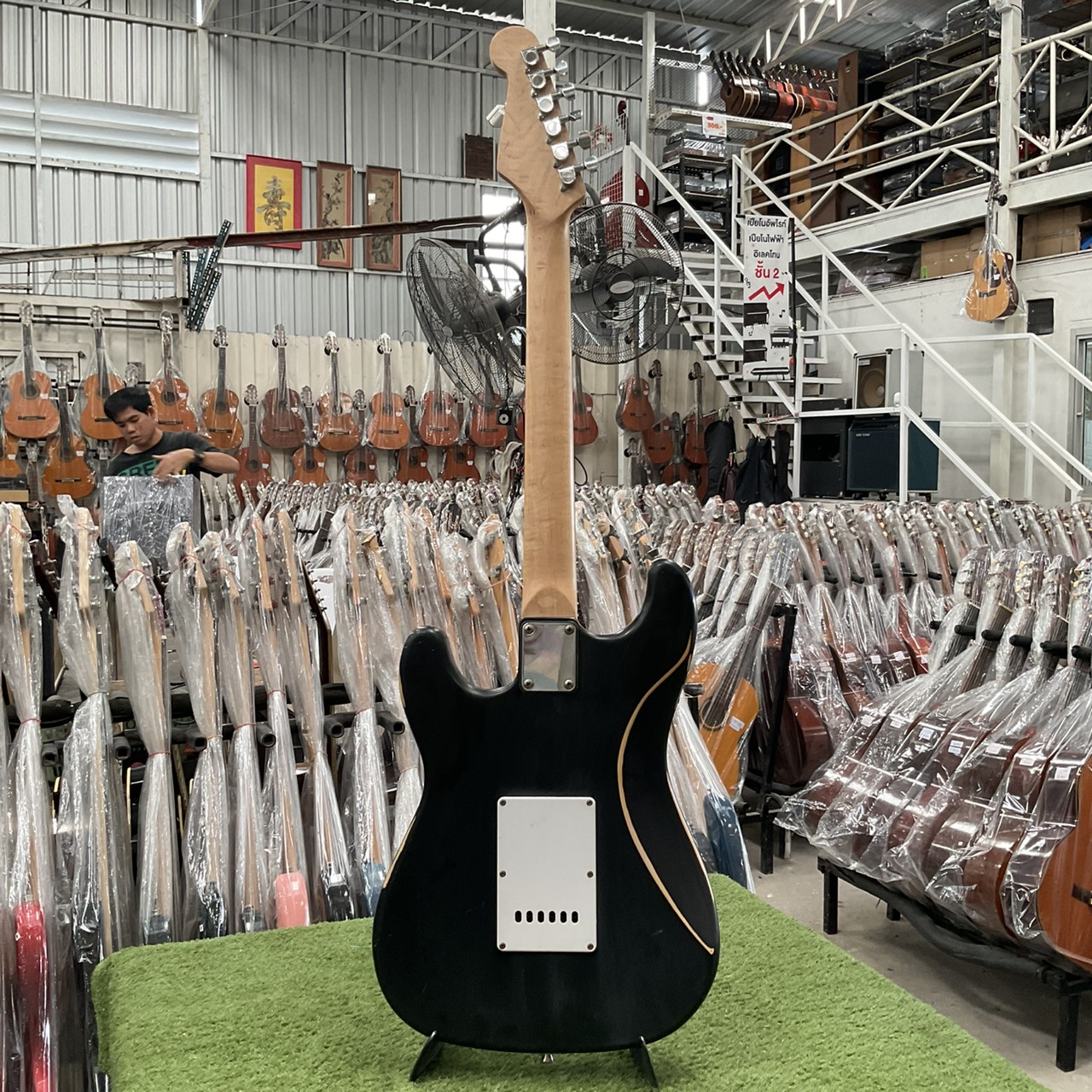 กีต้าร์ไฟฟ้า ยี่ห้อตามภาพ