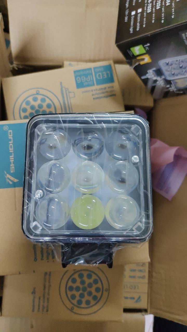 ไฟสปอร์ทไลท์ LED เหลี่ยมใหญ่ ขนาด 4*4 นิ้ว 12V/24V กันน้ำ 27W