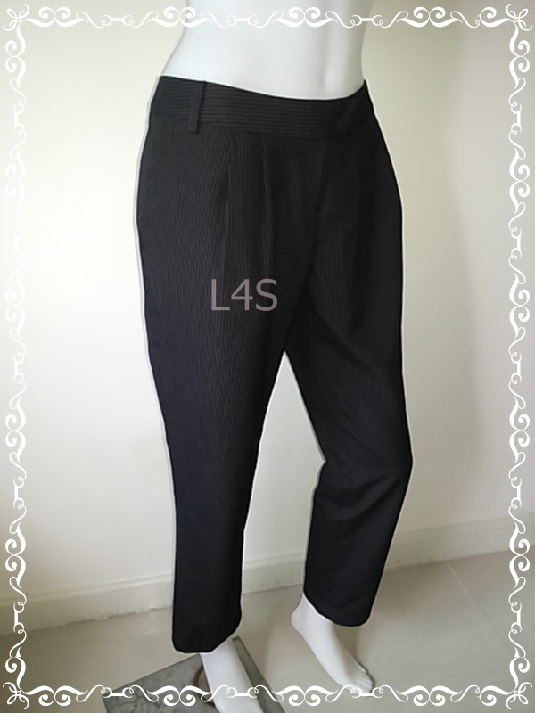 FF01281 กางเกงผ้า สีดำลายทาง แบรนด์เนม มือสอง AIIZ เอว 32 นิ้ว