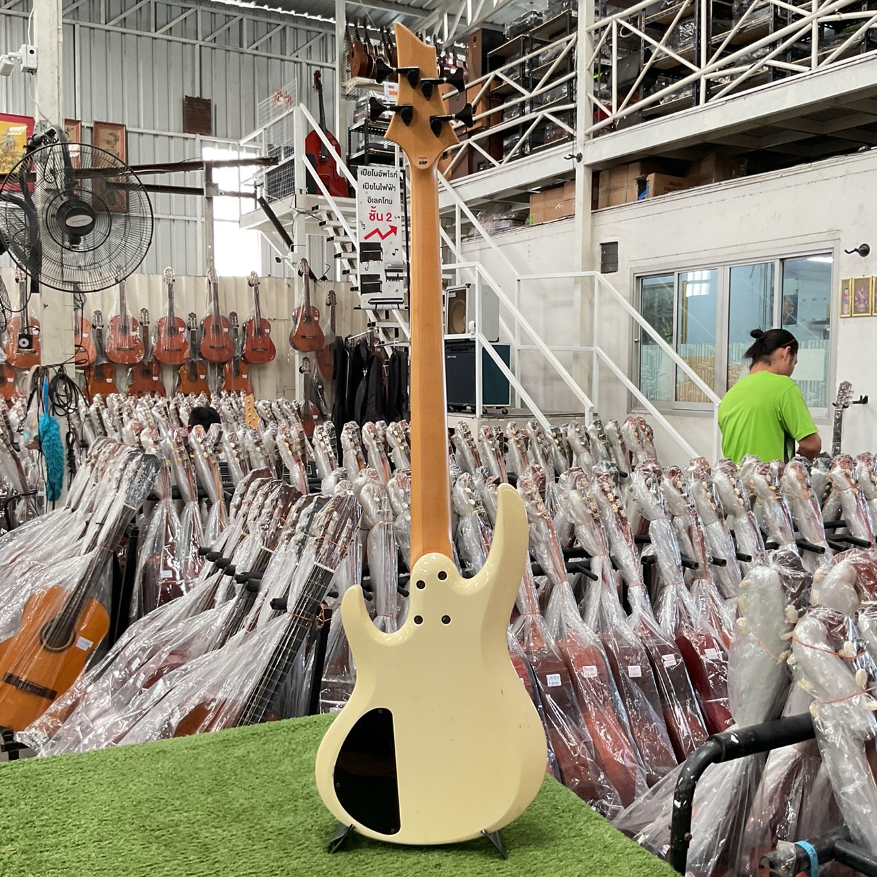 กีต้าร์เบส EDWARDS