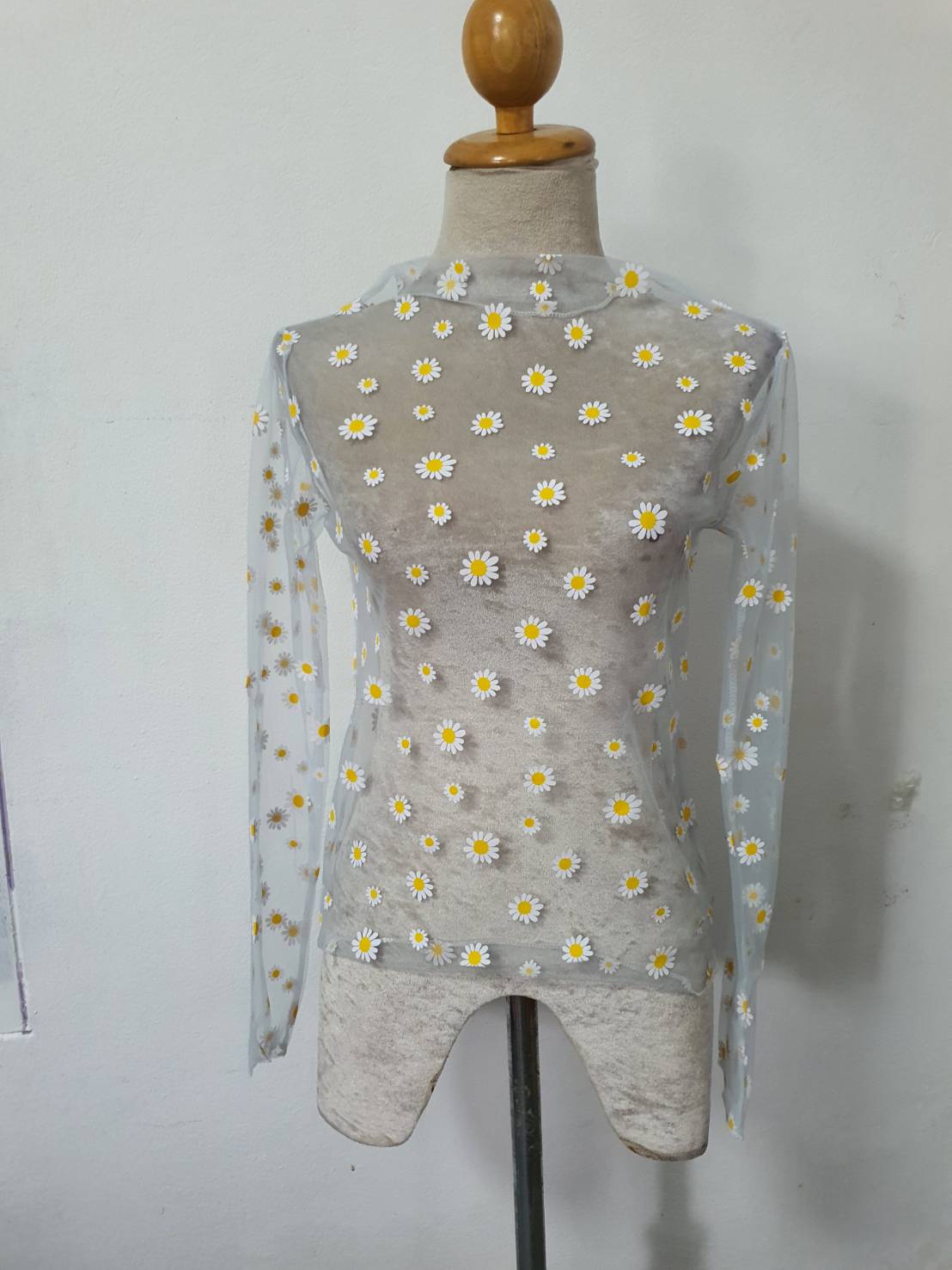 FF06389 เสื้อผ้ามือสอง ซีทรูลายดอกเดซี่ อก 32-34 นิ้ว