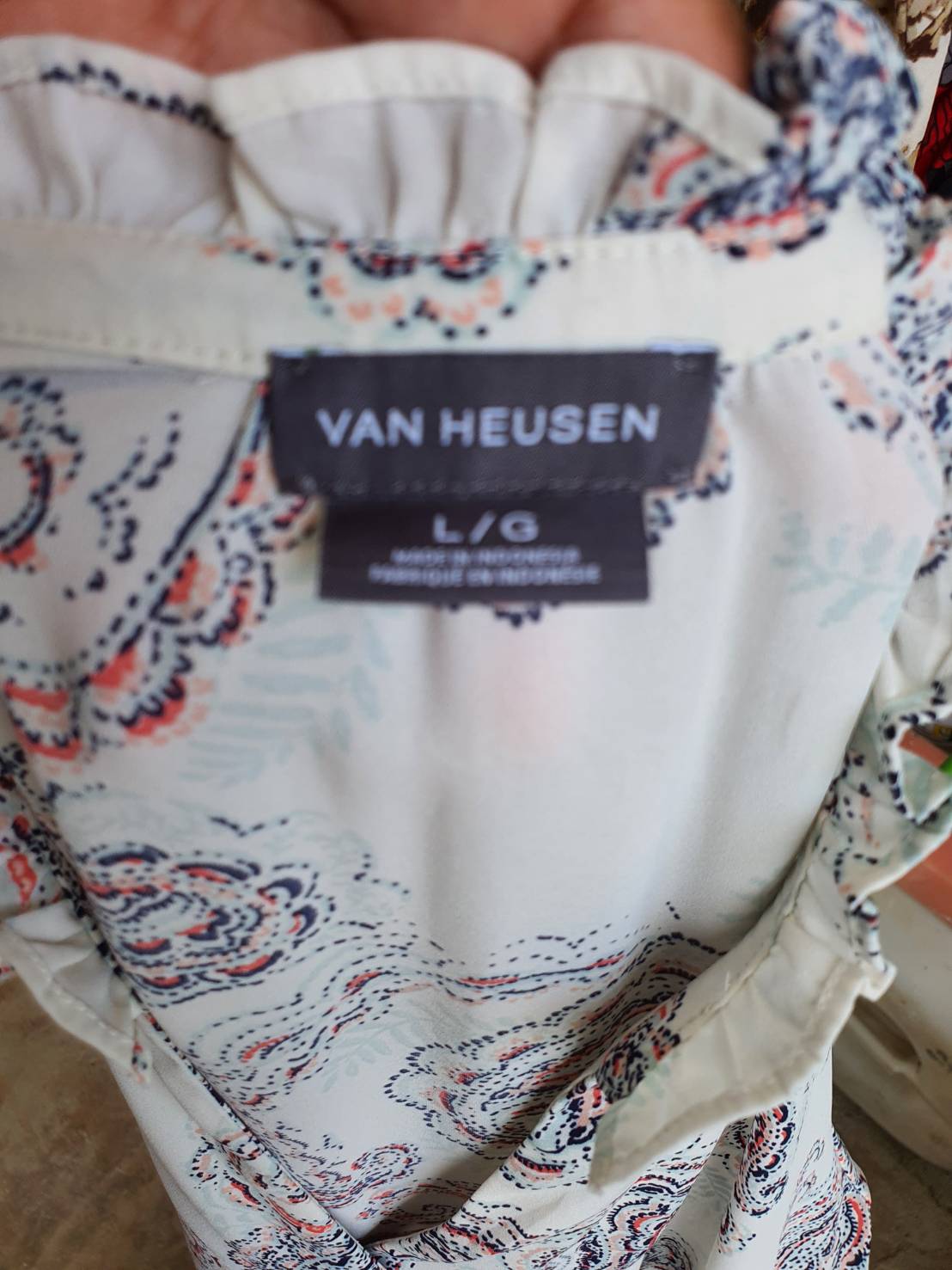 FF04313 เสื้อผ้ามือสอง ชีฟอง สีขาวลาย แบรนด์van heusen อก free-41นิ้ว