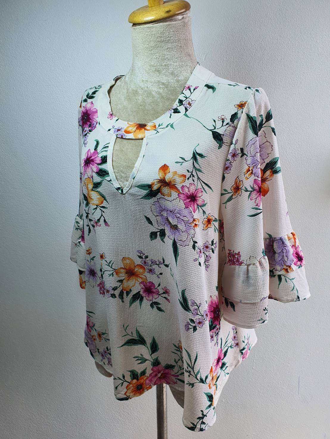 FF04142 เสื้อผ้ามือสอง ลายดอกไม้สีขาว แบรนด์ URBAN ROMANTICS อก 42 นิ้ว