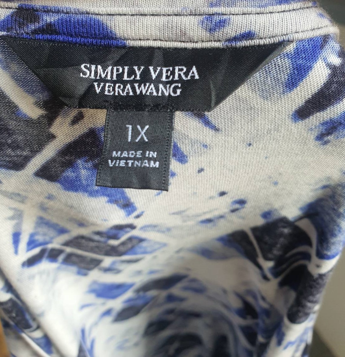 FF05319 เสื้อผ้ามือสอง ลวดลายสวย แบรนด์ SIMPLY VERA VERA WANG อก 44-48 นิ้ว