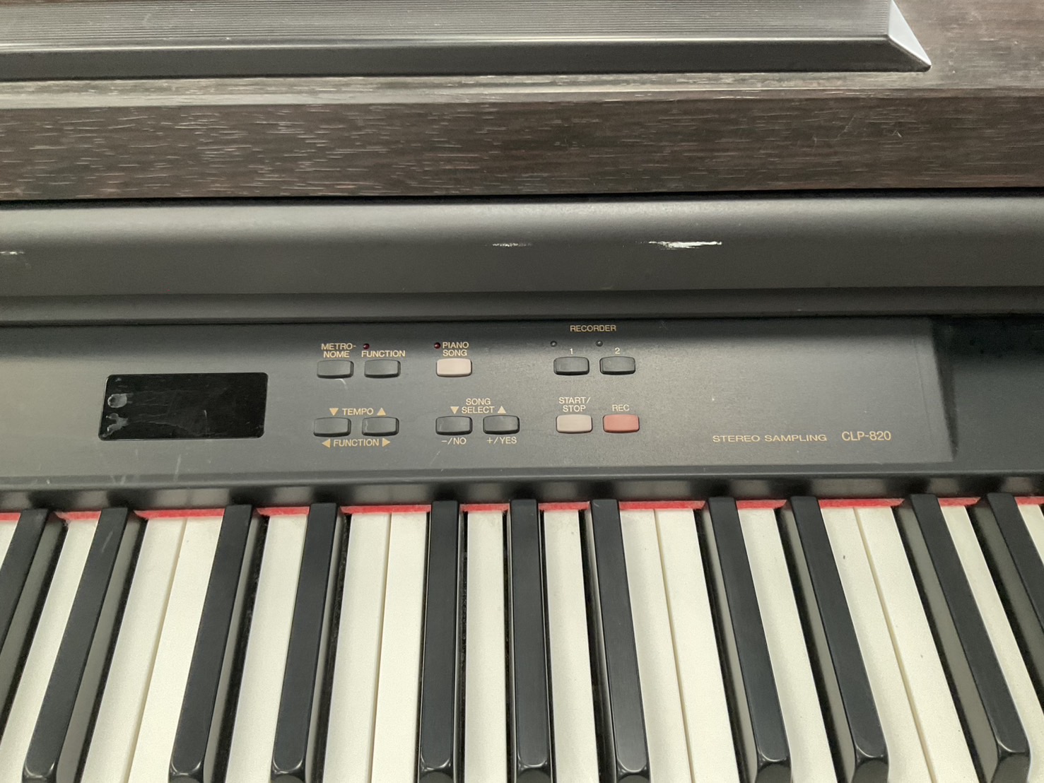 เปียโน YAMAHA : CLP-820 สินค้าไม่พร้อมใช้งาน (ต้องซ่อม)