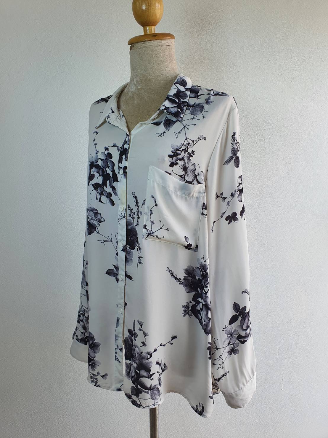 FF03895 รเสื้อผ้ามือสอง สีขาวลาย แบรนด์ REITMANS อก free-50 นิ้ว