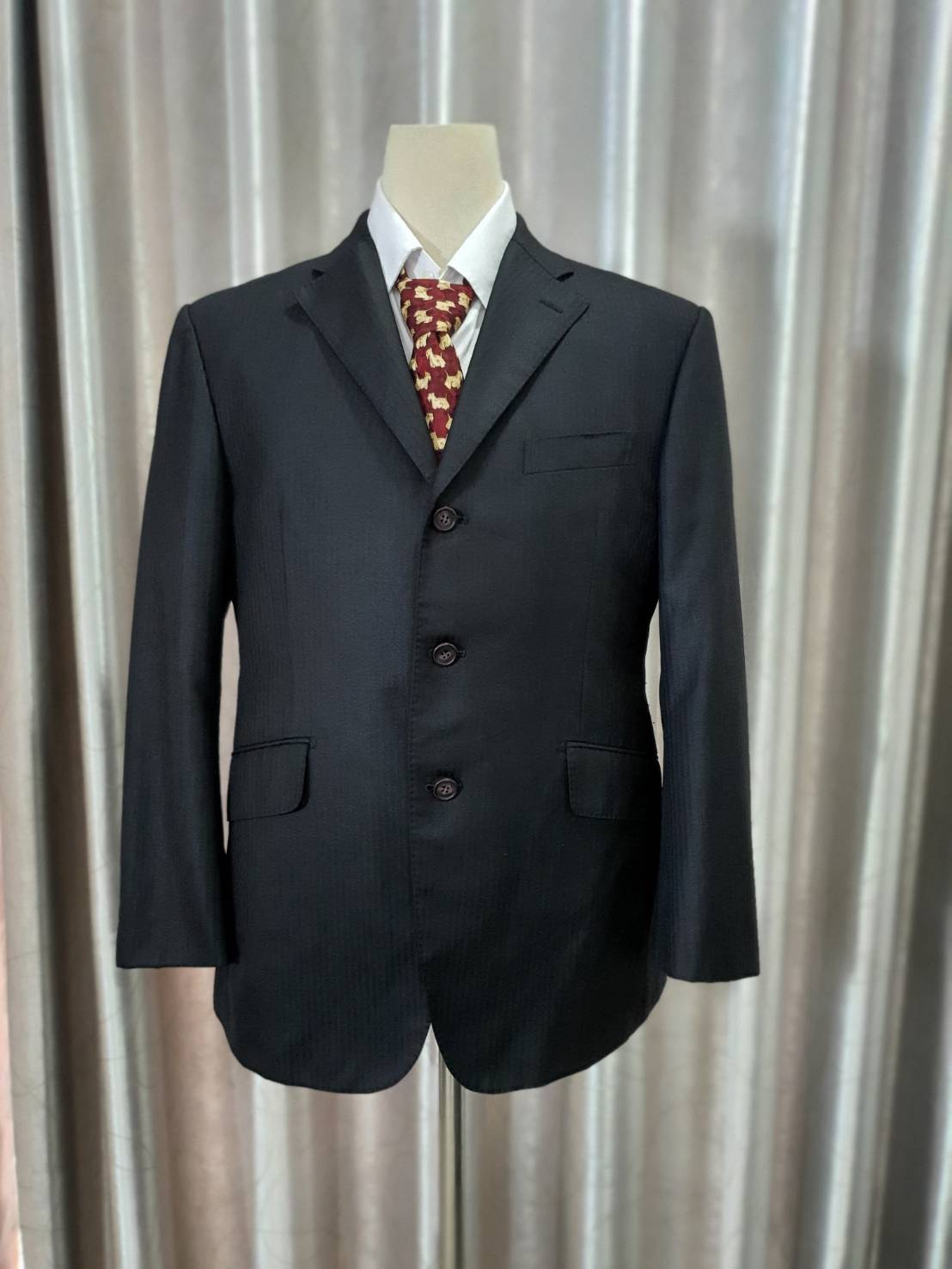 Suit0081 เสื้อสูท สีดำลาย เหลือบเงาเล็กน้อย มือสอง แบรนด์ Takashimaya อก 40 นิ้ว