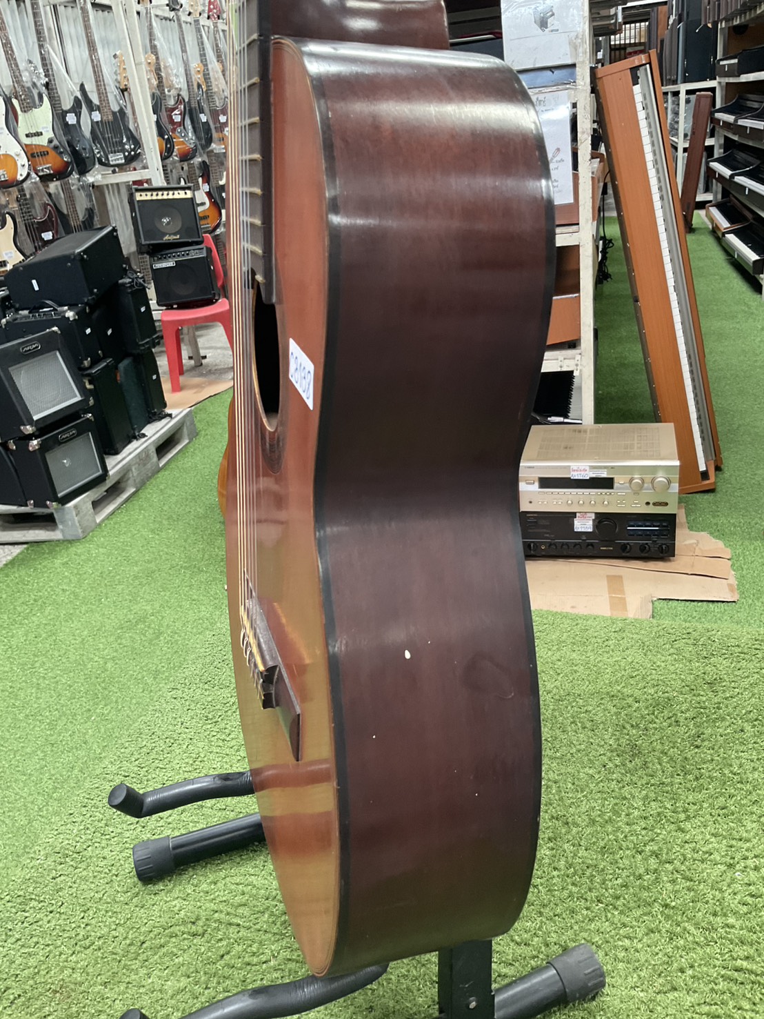 กีต้าร์คลาสสิค ยี่ห้อตามภาพ