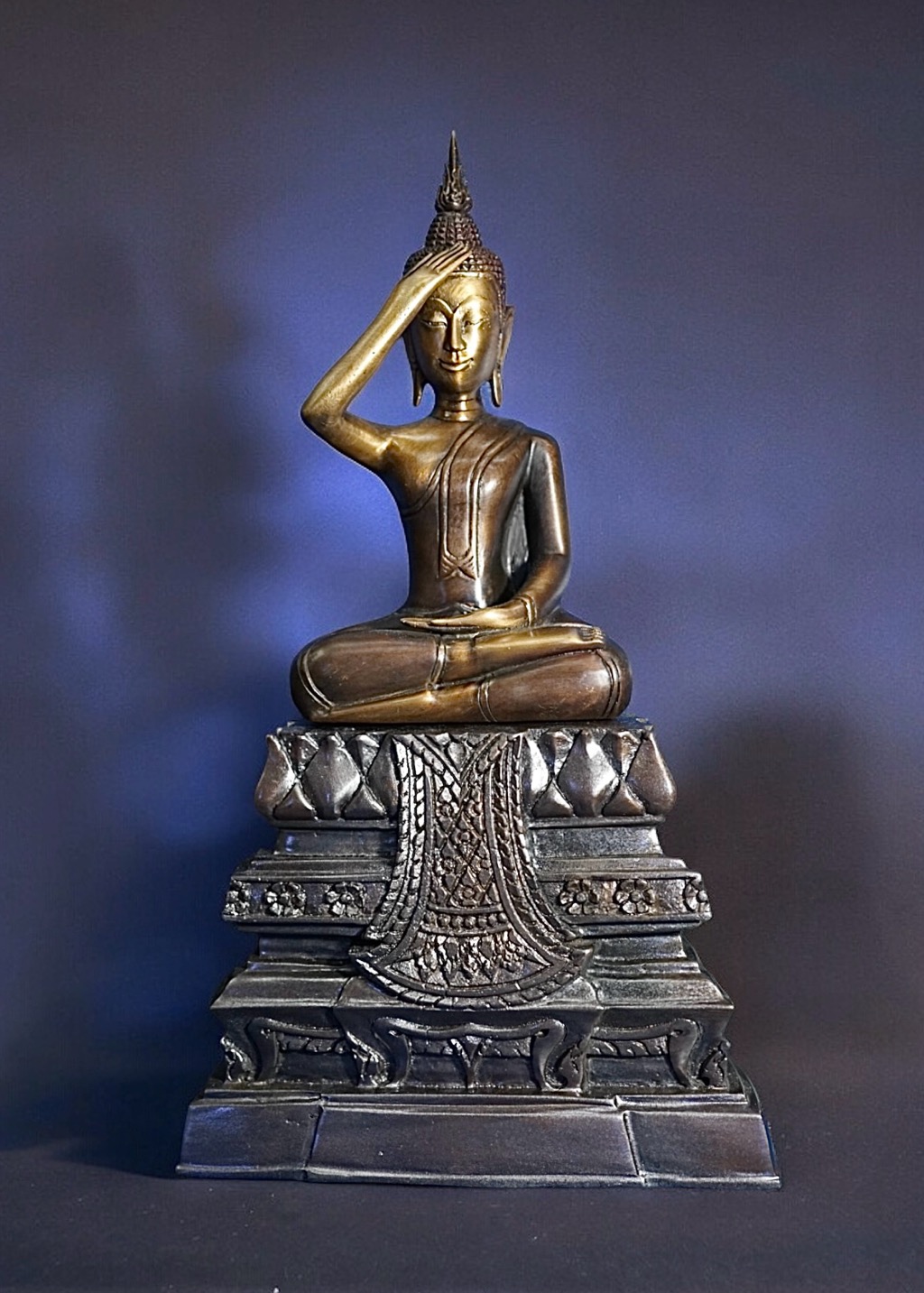 พระปางพระเกศธาตุ (เนื้อทองเหลือง, จีวร-รมมันปู) Touching Hair Posture Buddha Statue (Brass, Robe-Brown Plated). SKU-03102