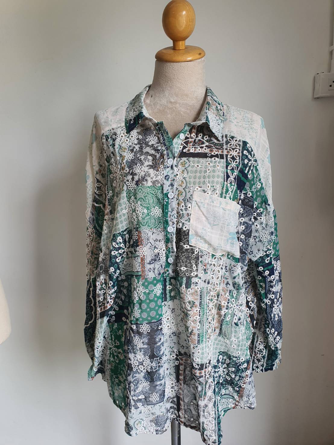 FF05437 เสื้อผ้ามือสอง ชีฟอง ลายปัก สีเขียว แบรนด์ ADORE อก free-50 นิ้ว
