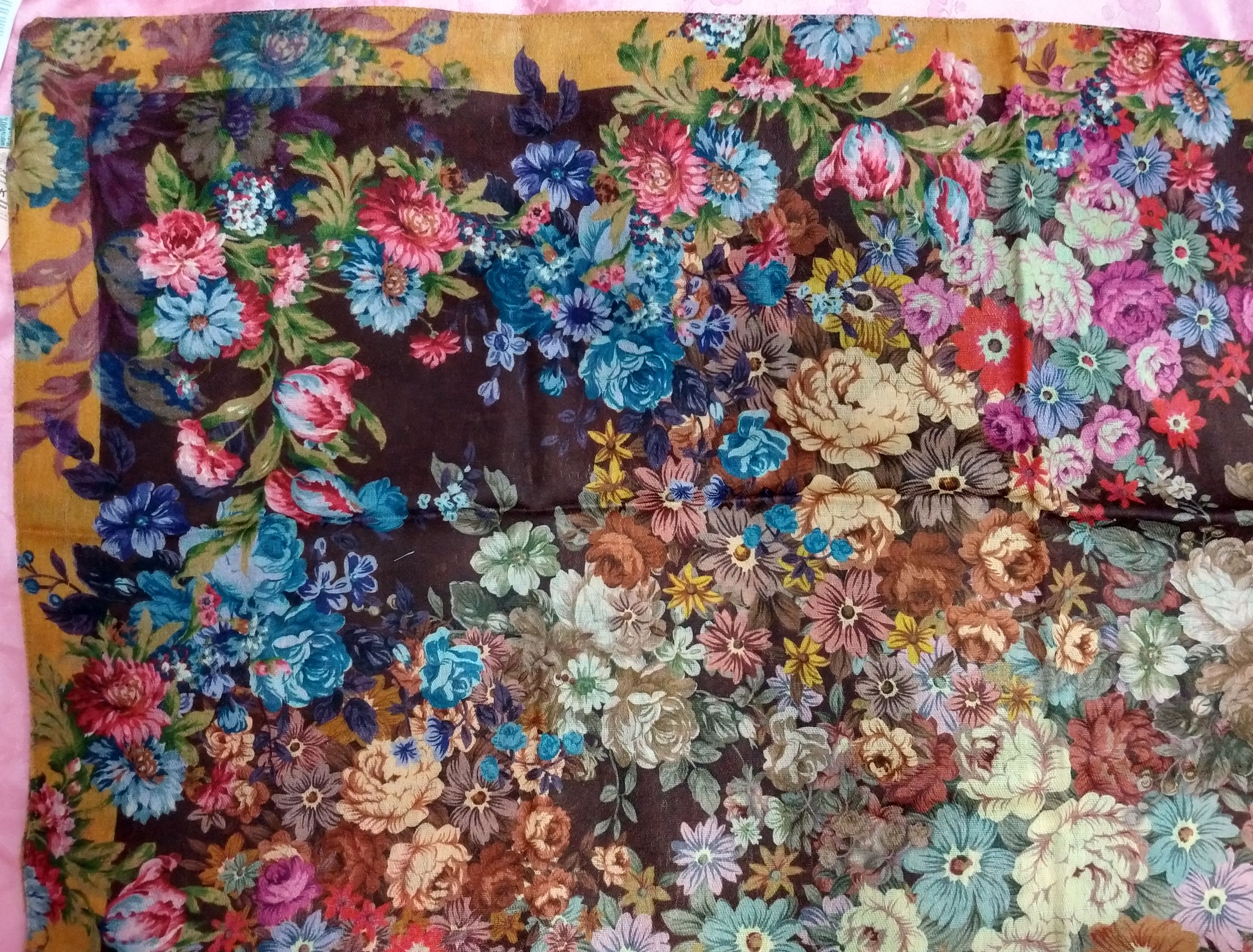 ผ้าพันคอ/คลุมไหล่ขนสัตว์รัสเซียแท้พิมพ์ลาย (100% Wool Shawls) : From Russia With Love (Soft Wool 115x115 cm.)