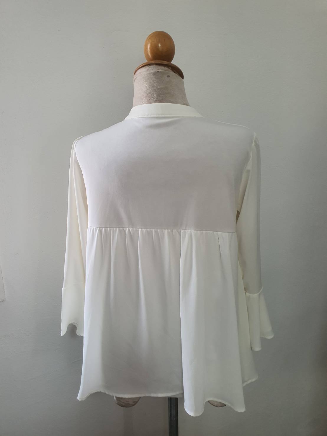 FF06304 เสื้อผ้ามือสอง สีขาวครีม อก 36-37 นิ้ว