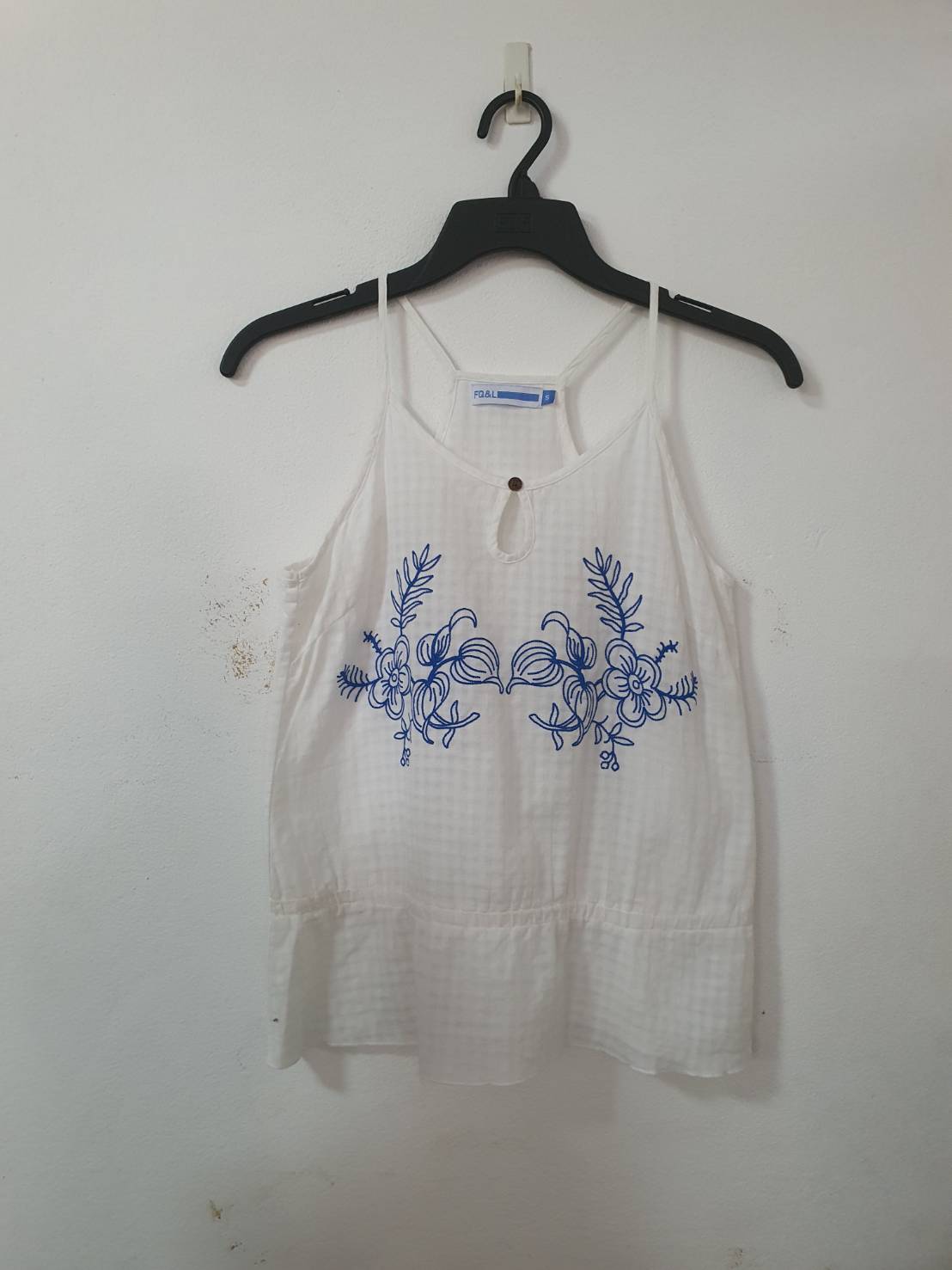 FF06312 เสื้อผ้ามือสอง สายเดี่ยว สีขาว แบรนด์ FQ&L อก 32 นิ้ว
