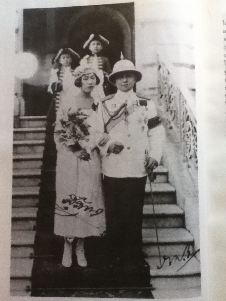 หนังสือแนวพระราชดำริทางการเมืองในพระบาทสมเด็จพระมงกุฎเกล้าเจ้าอยู่หัว อนุสรณ์งานพระราชทานเพลิงศพ พระนางเจ้าสุวัทนา พระวรราชเทวีในรัชกาลที่ 6