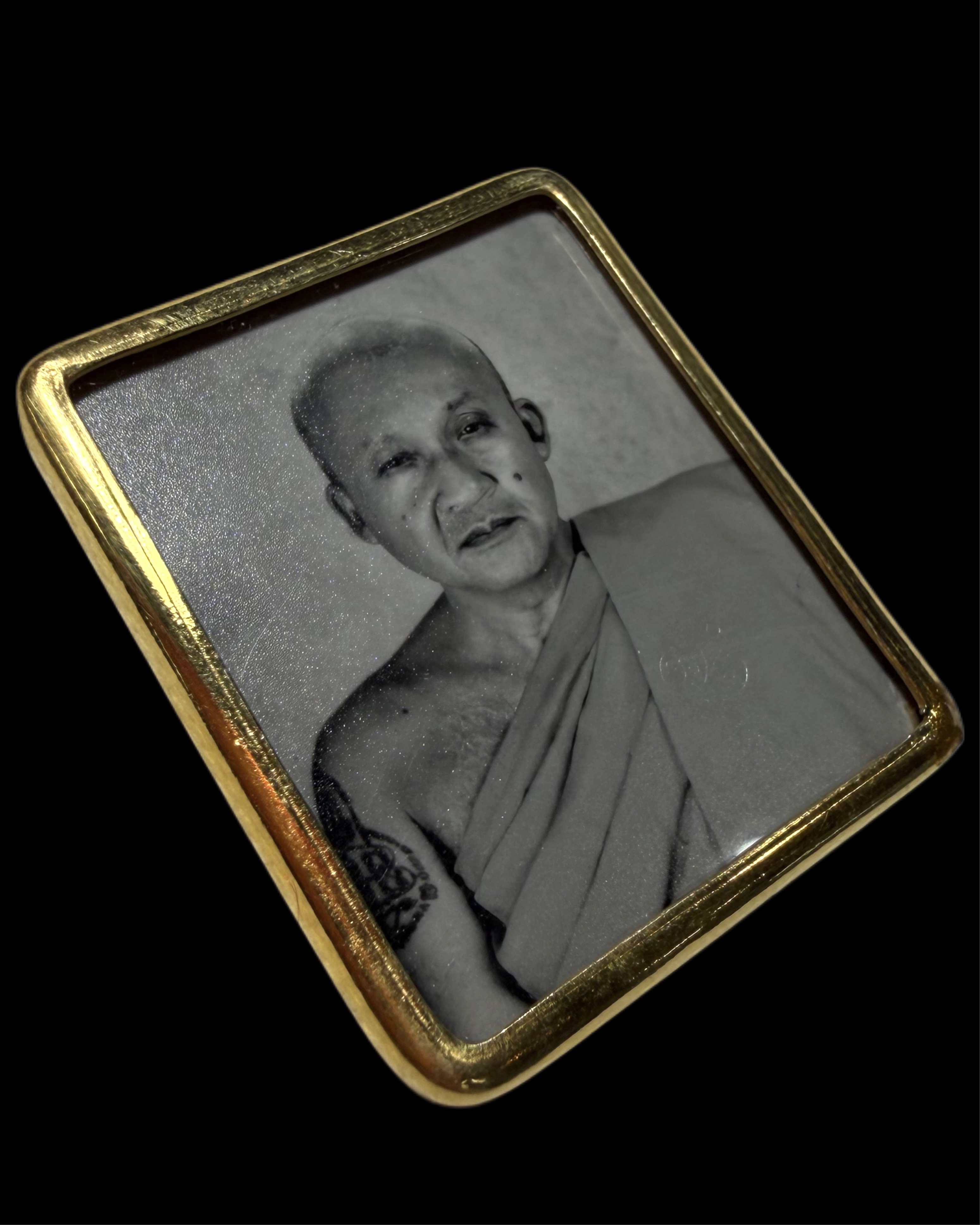 รูปถ่ายหลวงพ่อชำนาญฟิล์มกระจกโบราณ (รุ่น:กองบุญกฐิน2568,หลังเกศา,ตะกรุดทองคำ) Luang Por Chamnan’s Wet-Plate Collodion Portrait. (series:kathina merit fund 2568,with Luang Por Chamnan’s hairs and gold takrud) SKU-04063