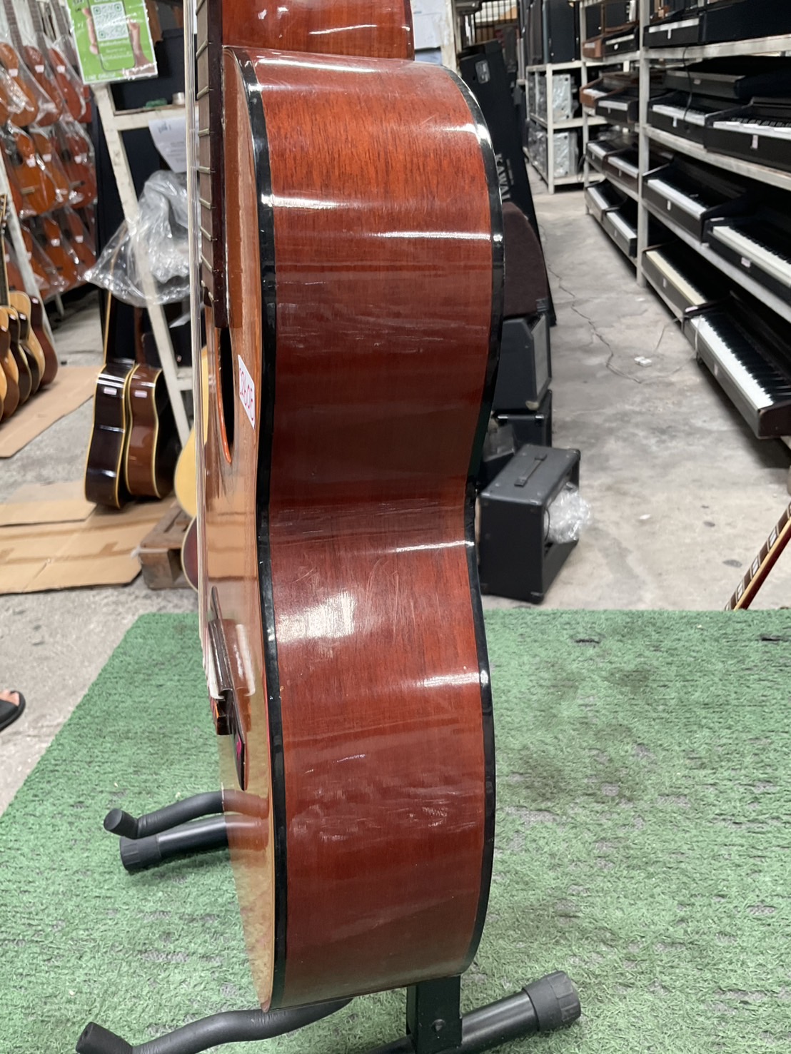 กีต้าร์คลาสสิค ยี่ห้อตามภาพ