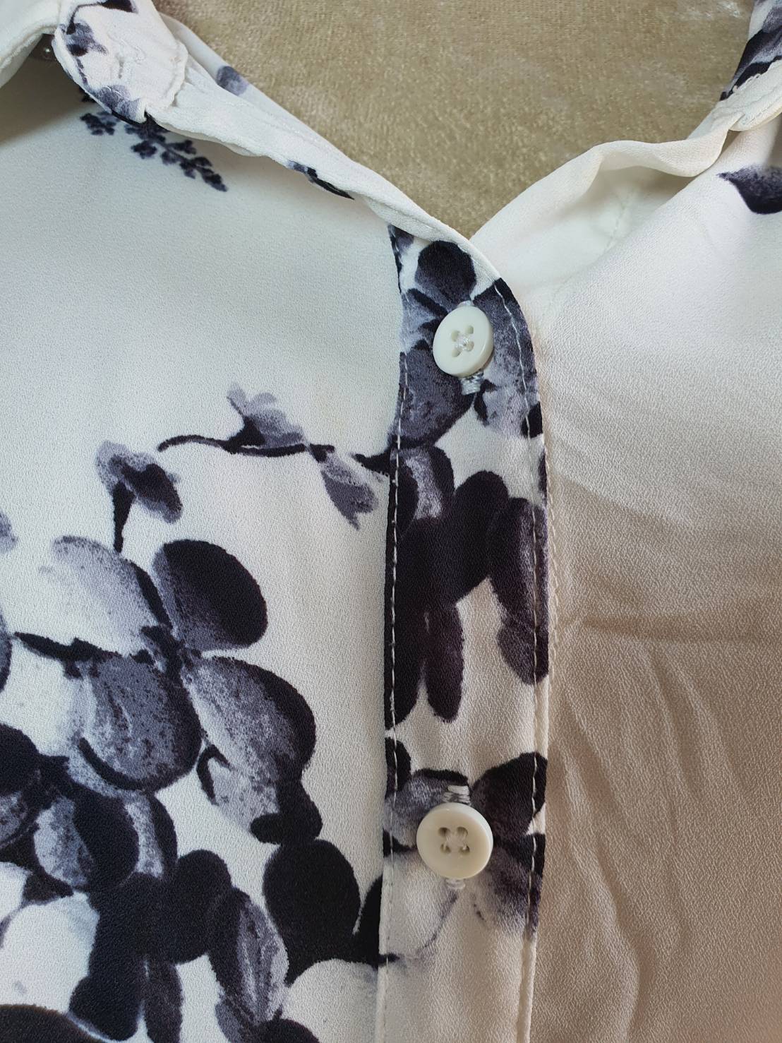 FF03895 รเสื้อผ้ามือสอง สีขาวลาย แบรนด์ REITMANS อก free-50 นิ้ว
