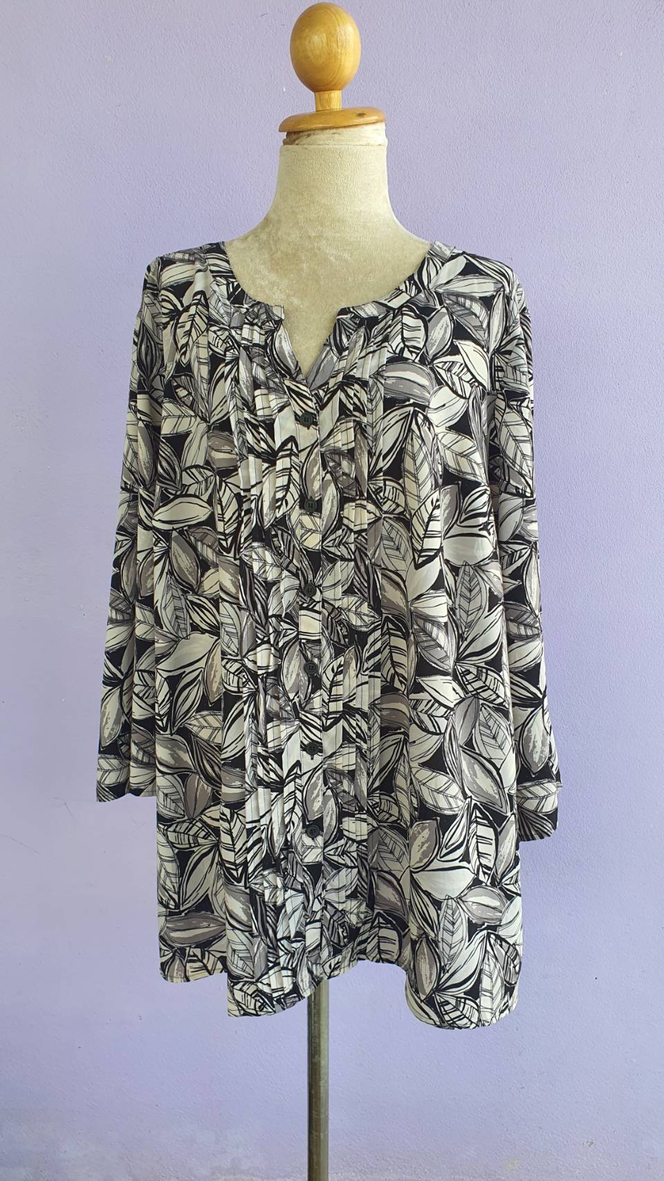FF03043 เสื้อแฟชั่น มือสอง ลายใบไม้ สีเทา แบรนด์ CATHERINES อก FREE -55 นิ้ว