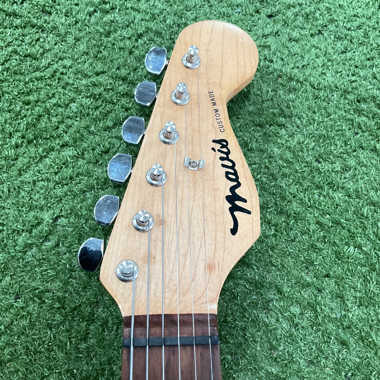 กีต้าร์ไฟฟ้า Mavis