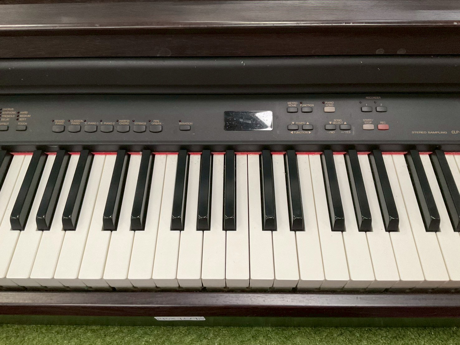 เปียโน YAMAHA : CLP-840 สินค้าไม่พร้อมใช้งาน (ต้องซ่อม)