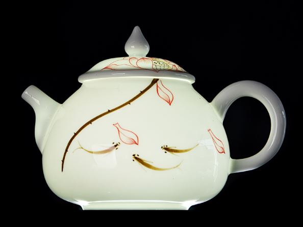 ชุดน้ำชาสำหรับพกพา บรรจุในกล่องกระทัดรัดอย่างดีป้องกันแตกเสียหาย มาพร้อมกาน้ำชา แก้ว4ใบ