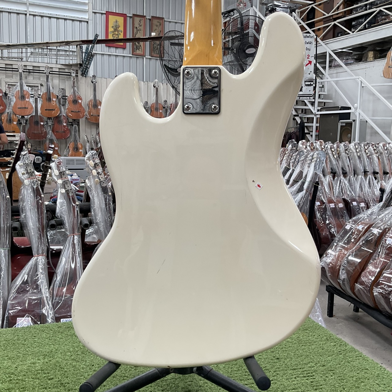 กีต้าร์เบส Legend