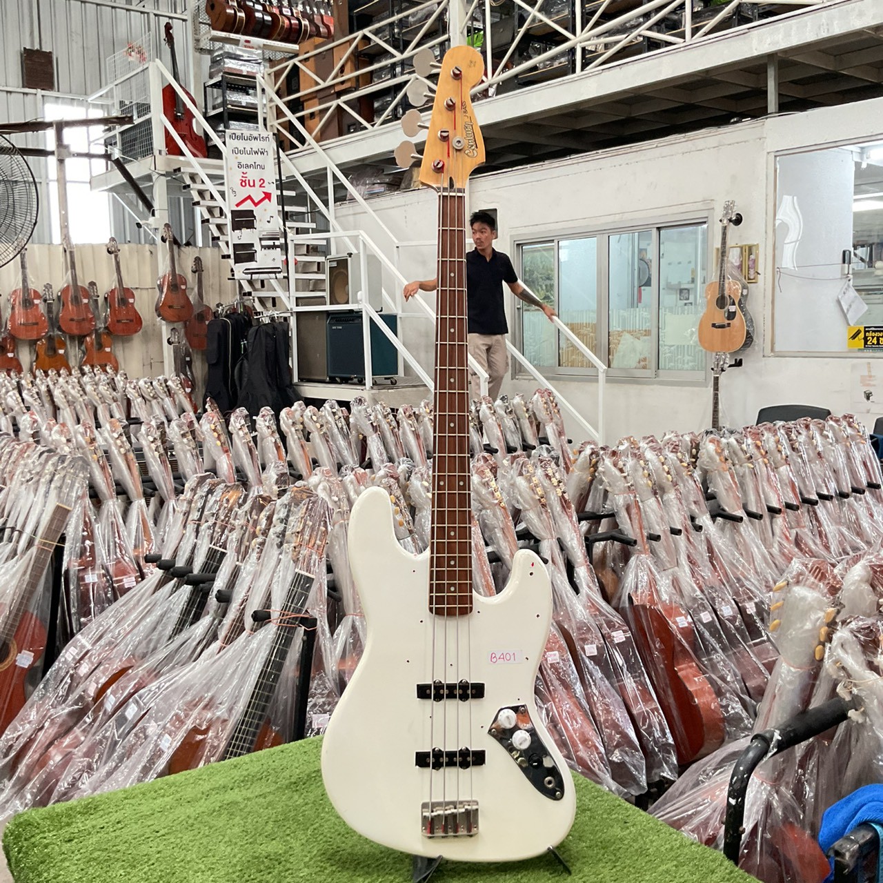 กีต้าร์เบส Century : J