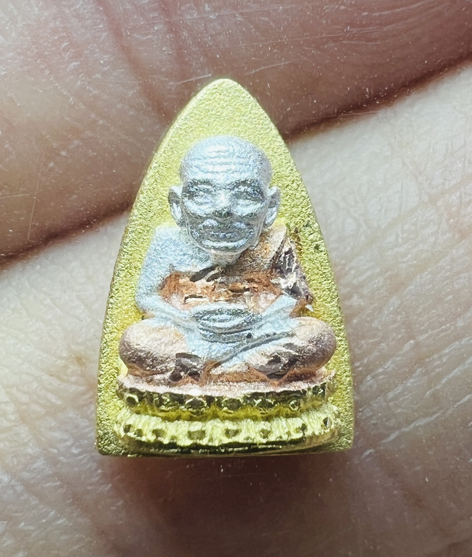หลวงพ่อทวด พิมพ์เตารีดเล็ก (เนื้อเงินชุบสามกษัตริย์) Luang Pu Thuat coin (Model: Iron-Shaped, Silver material, 3K Plated). SKU-01980
