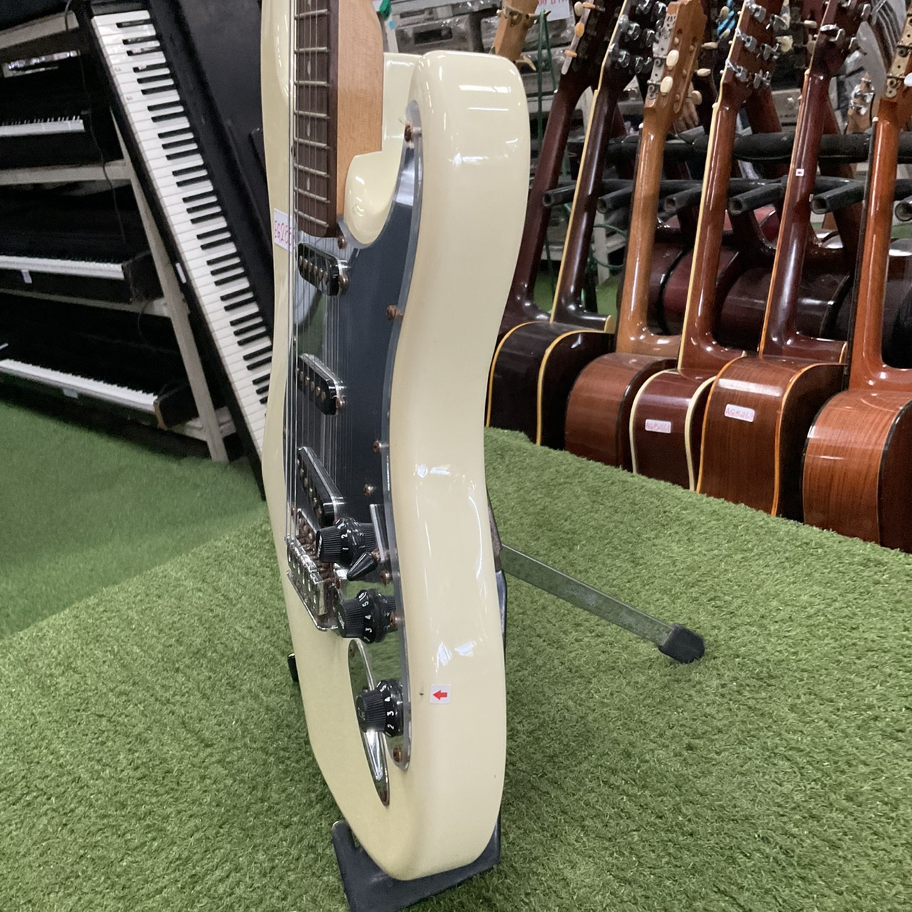 กีต้าร์ไฟฟ้า Mavis