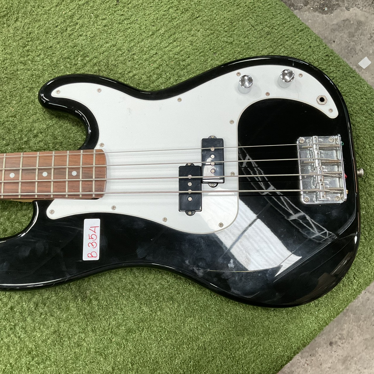 กีต้าร์เบส BUSKER'S