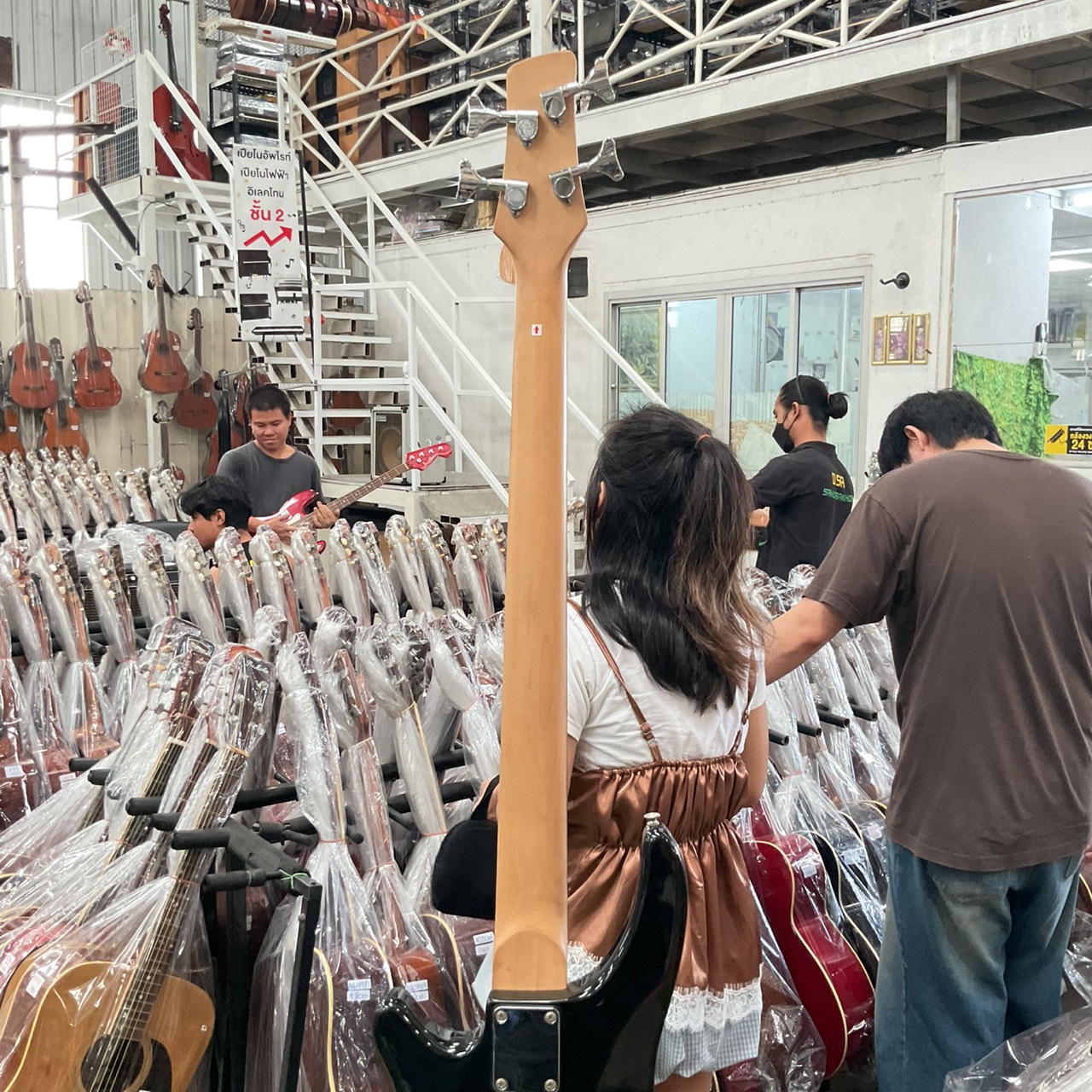 กีต้าร์เบส BUSKER'S