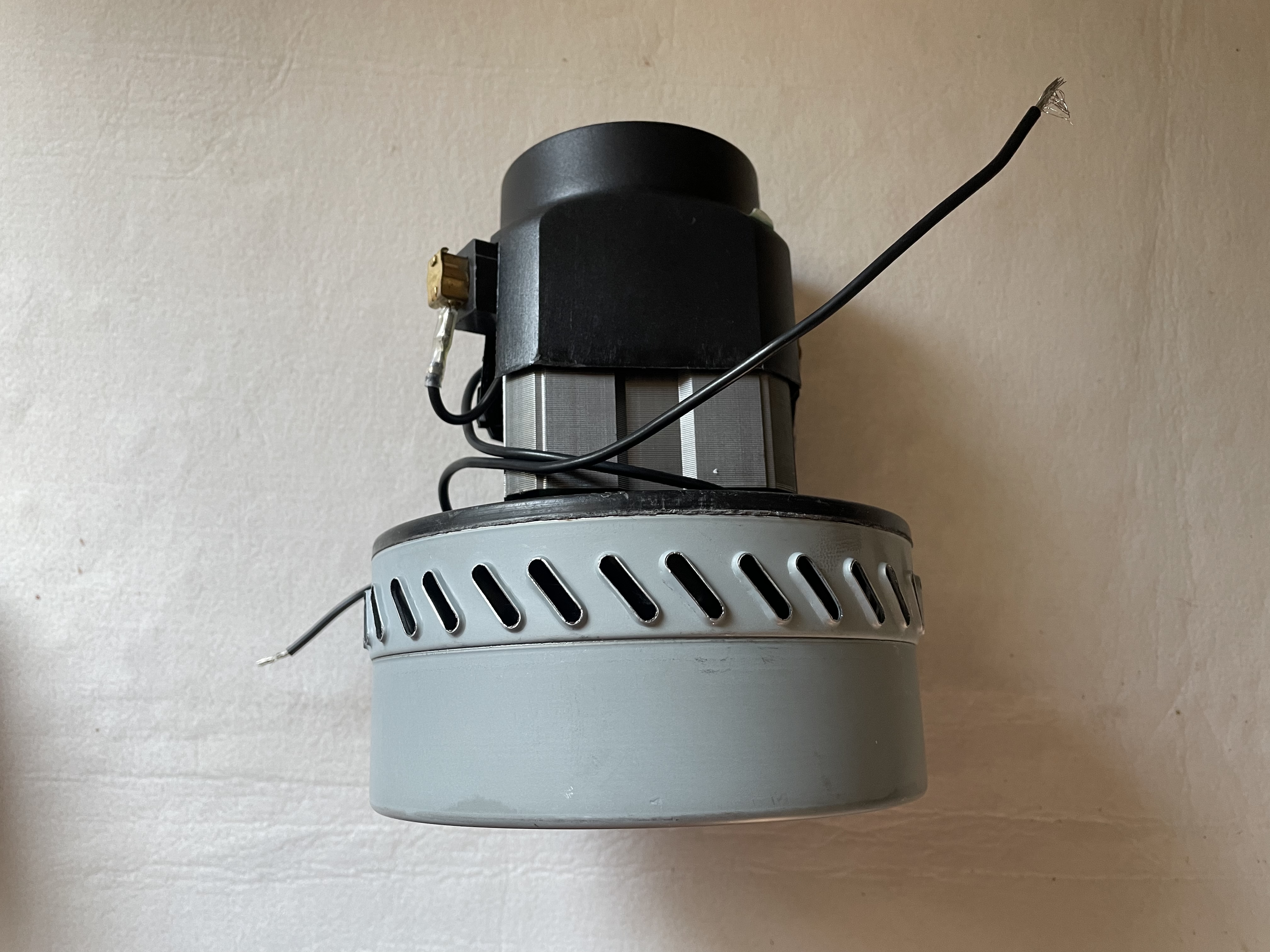 DB40009C มอเตอร์เครื่องดูดฝุ่น แรงดูดเครื่อง 1800w / 220v 50-60Hz ขนาด 7.7x17.9x14.5 ซม. กว้าง 14.5 ซม. ยาว 14.5 ซม. สูง 17.9 ซม.