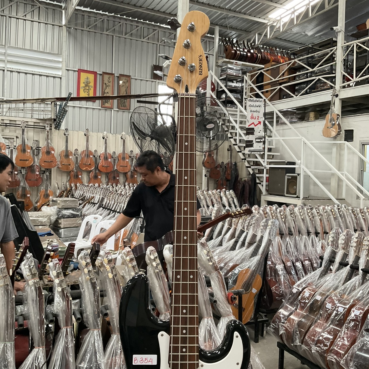 กีต้าร์เบส BUSKER'S