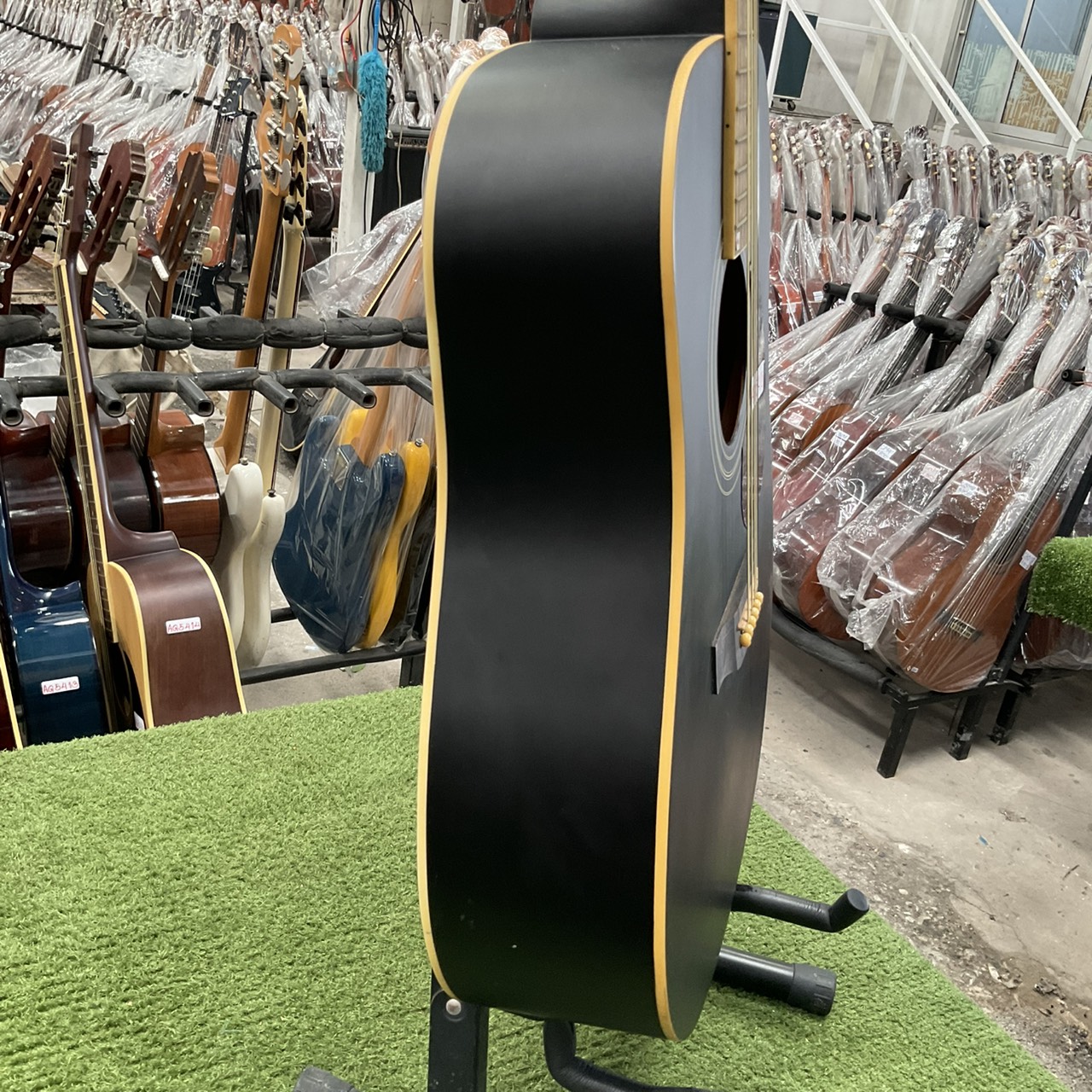 กีต้าร์โปร่ง HONEY BEE : W-15M BK