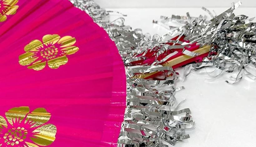 พัดฟ้อนรำเกาหลี พัดฟ้อนรำพื้นบ้านเกาหลีปลายพัดทำจากกระดาษฟอยล์ 한국 댄스 팬 한국의 민속춤 부채, 부채의 끝부분은 호일 종이로 되어 있습니다 Korean Dance Fan Korean Folk Dance Fan [The Tip of the Fan is Made of Foil Paper]