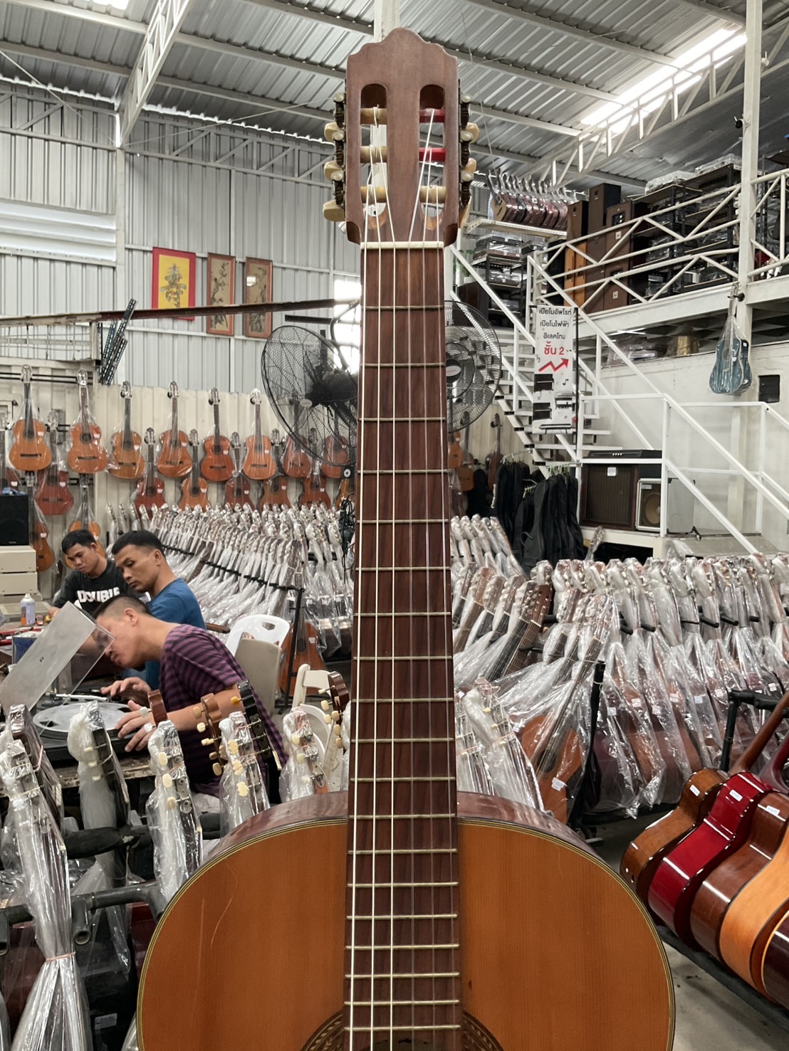 กีต้าร์คลาสสิค ยี่ห้อตามภาพ