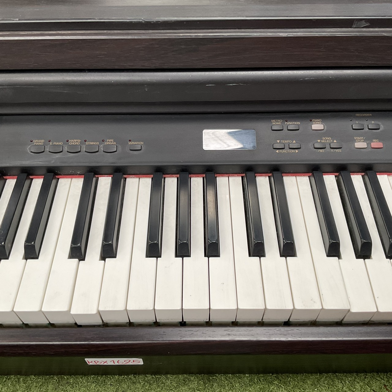 เปียโน YAMAHA : CLP-820 สินค้าไม่พร้อมใช้งาน (ต้องซ่อม)