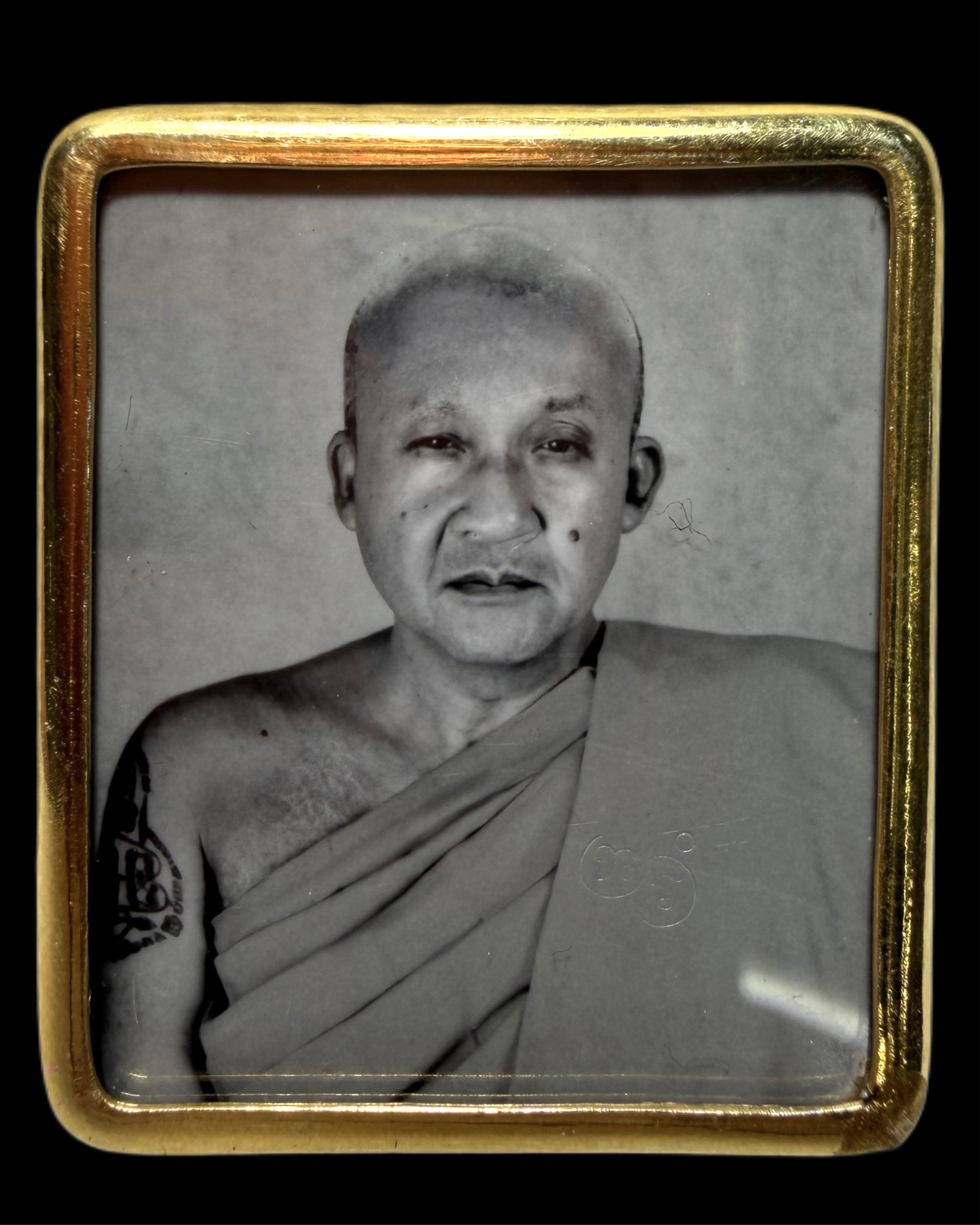 รูปถ่ายหลวงพ่อชำนาญฟิล์มกระจกโบราณ (รุ่น:กองบุญกฐิน2568,หลังเกศา,ตะกรุดทองคำ) Luang Por Chamnan’s Wet-Plate Collodion Portrait. (series:kathina merit fund 2568,with Luang Por Chamnan’s hairs and gold takrud) SKU-04063