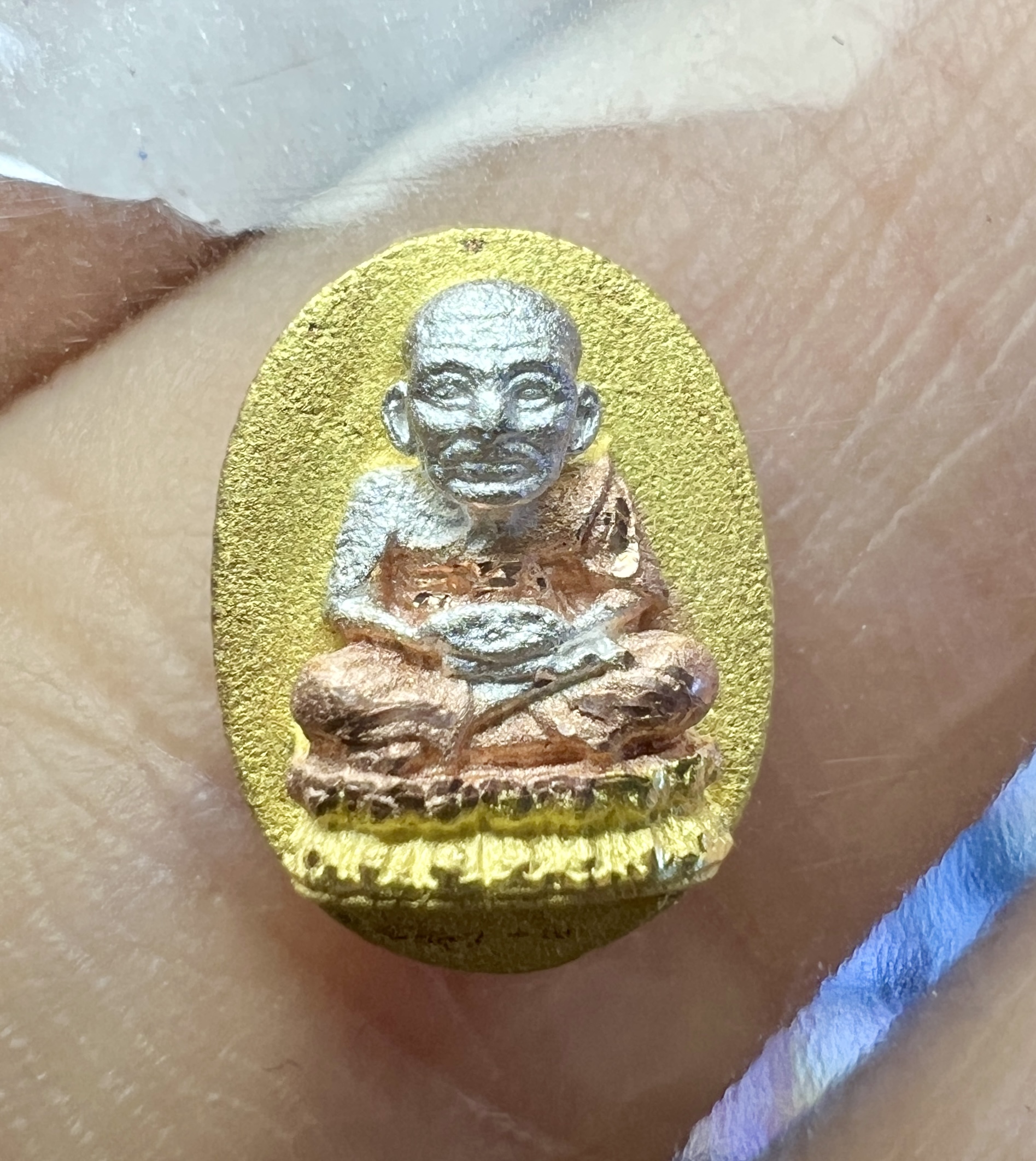 หลวงพ่อทวด พิมพ์รูปไข่เล็ก (เนื้อเงินชุบสามกษัตริย์) Luang Pu Thuat coin (Model: Oval, Silver material, 3K plated). SKU-01987