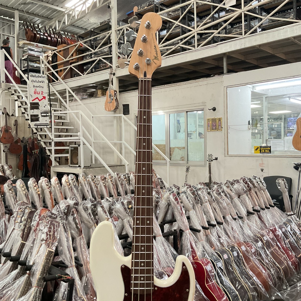 กีต้าร์เบส Mavis