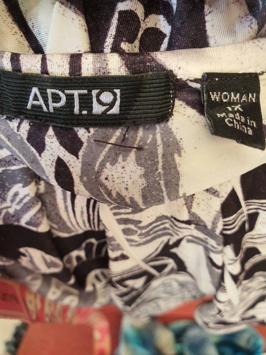 FF04964 เสื้อผ้ามือสอง สีขาวลายดำเทา แบรนด์ APT.9 อก 40-45นิ้ว