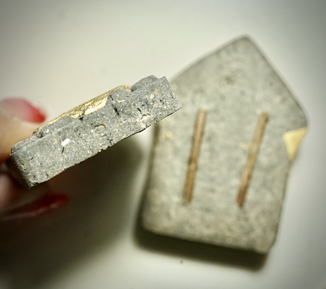 พระขุนแผนผงพิเศษ (รุ่น:เสาร์๕เดือน๕,พิมพ์ใหญ่,ปิดทอง,ตะกรุด2ดอก) Mystic Powder Khun Phaen. (series:Saturday 5/5,large-sized,gold-leaf-gilded,embedded with 2 Takruts) SKU-03852