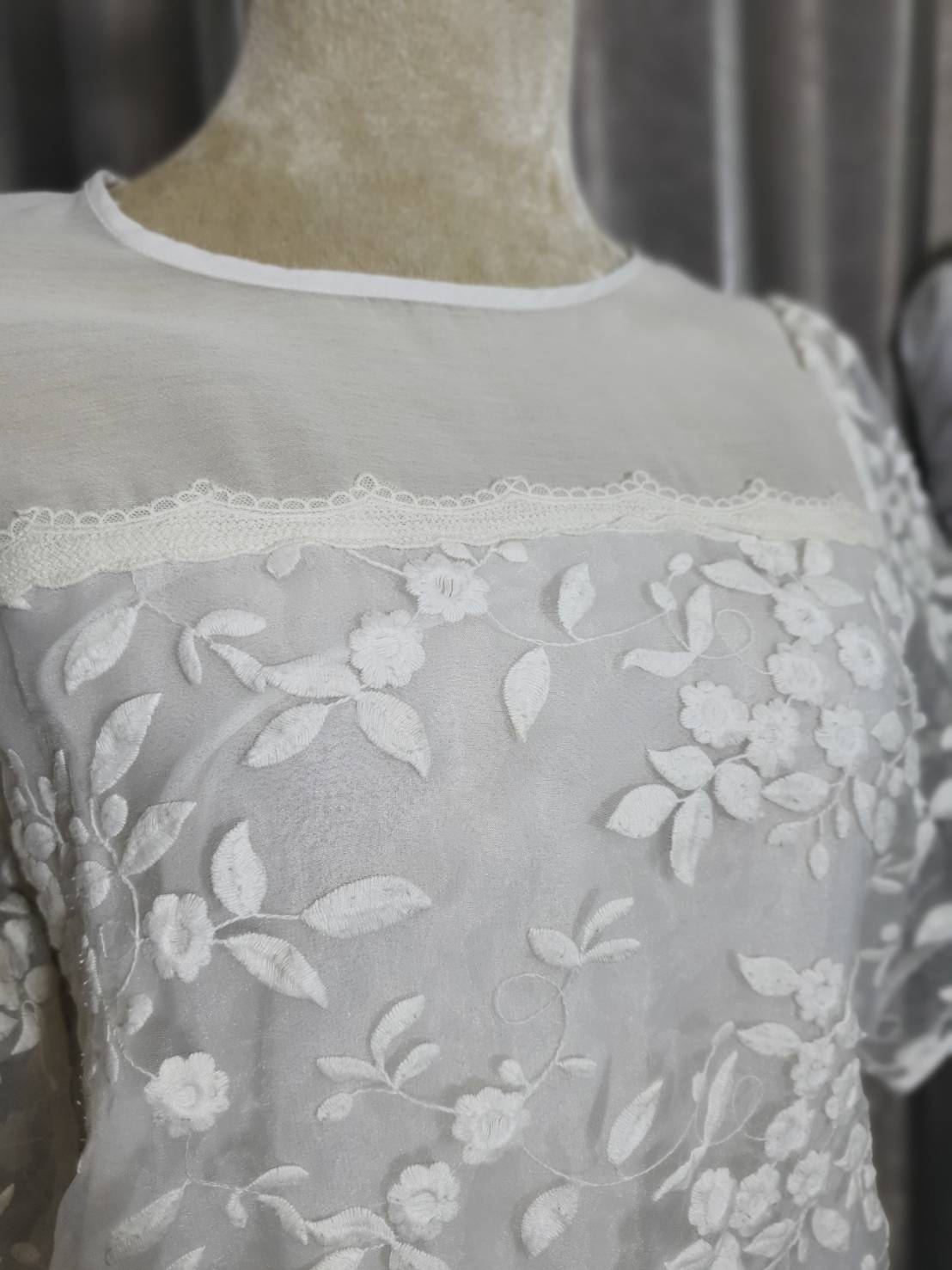 FF02308 เสื้อผ้ามือสอง สีขาว ลายปักดอกไม้นูน อก 35 นิ้ว