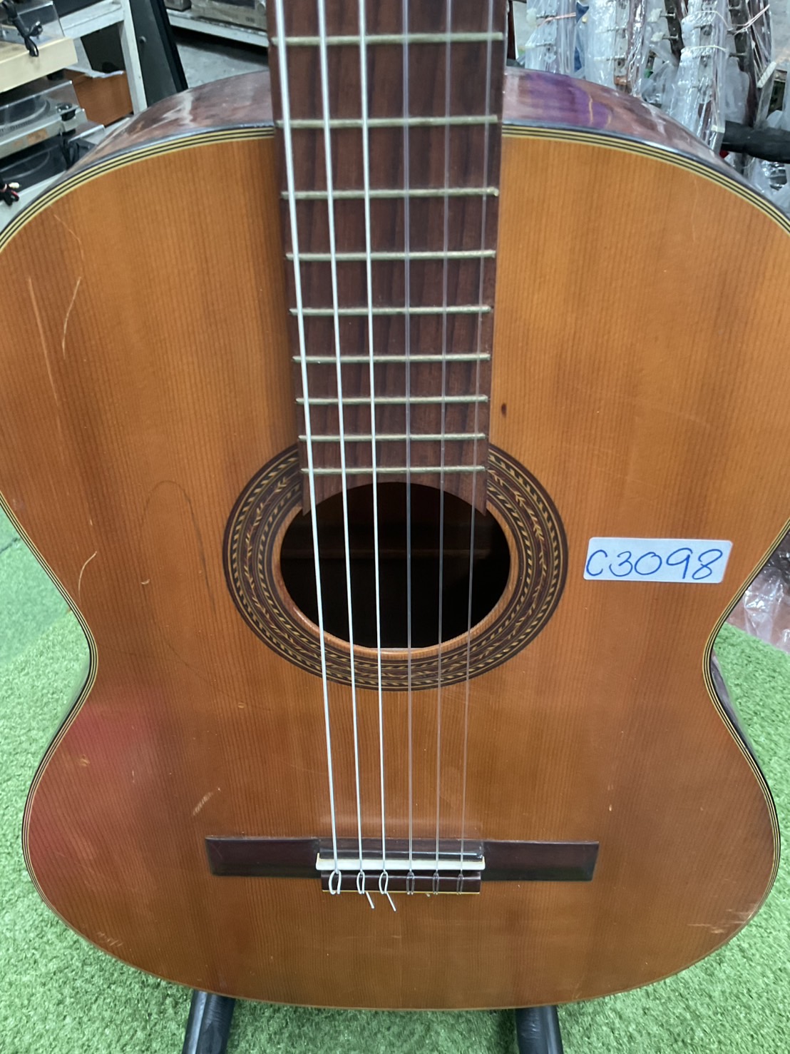 กีต้าร์คลาสสิค ยี่ห้อตามภาพ