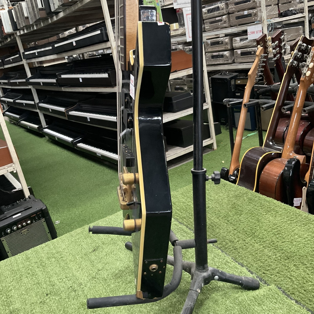 กีต้าร์เบส M