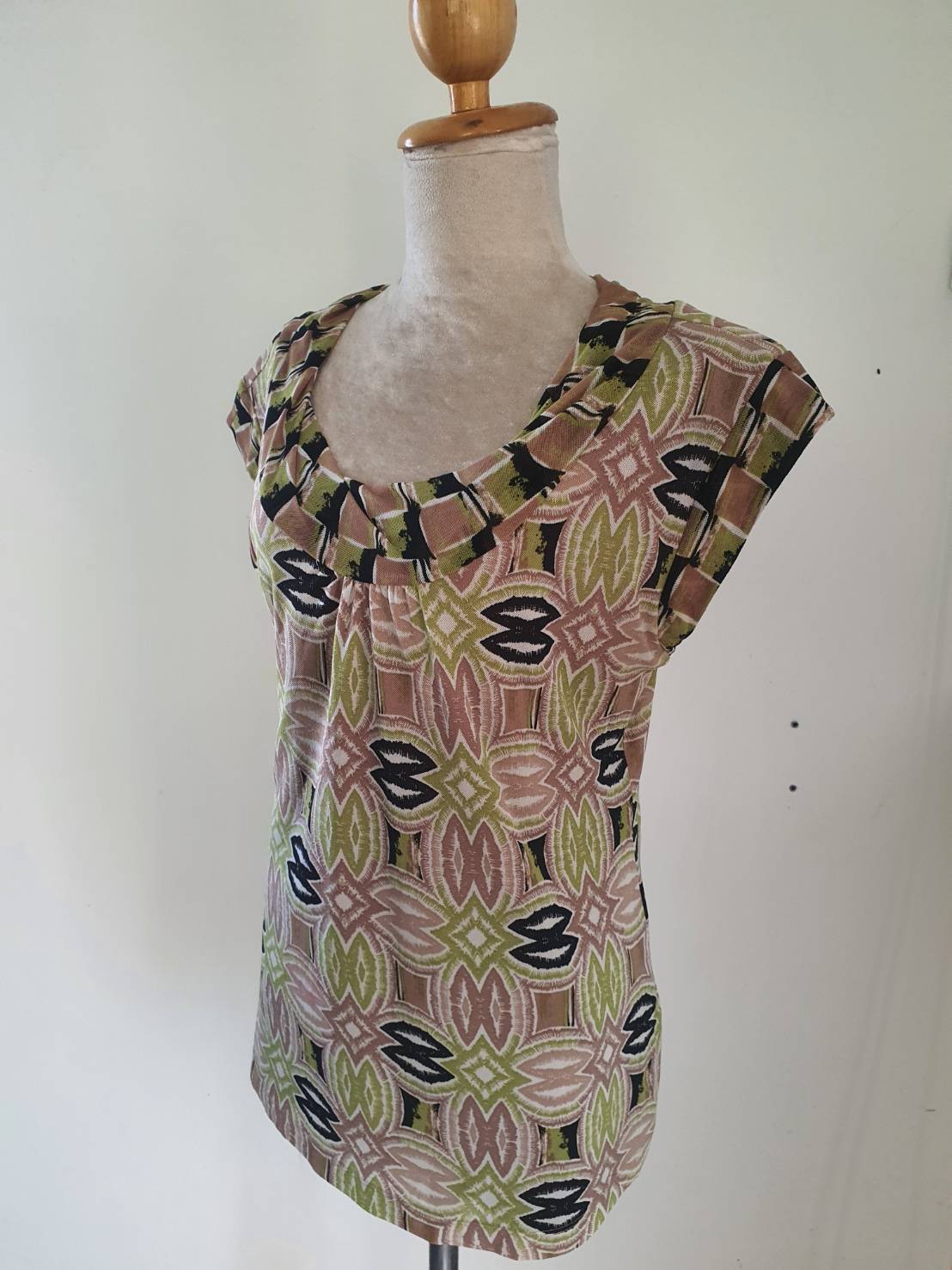 FF05796 เสื้อผ้ามือสอง ลายน้ำตาลเขียว DANA BUCHMAN อก 38-42 นิ้ว
