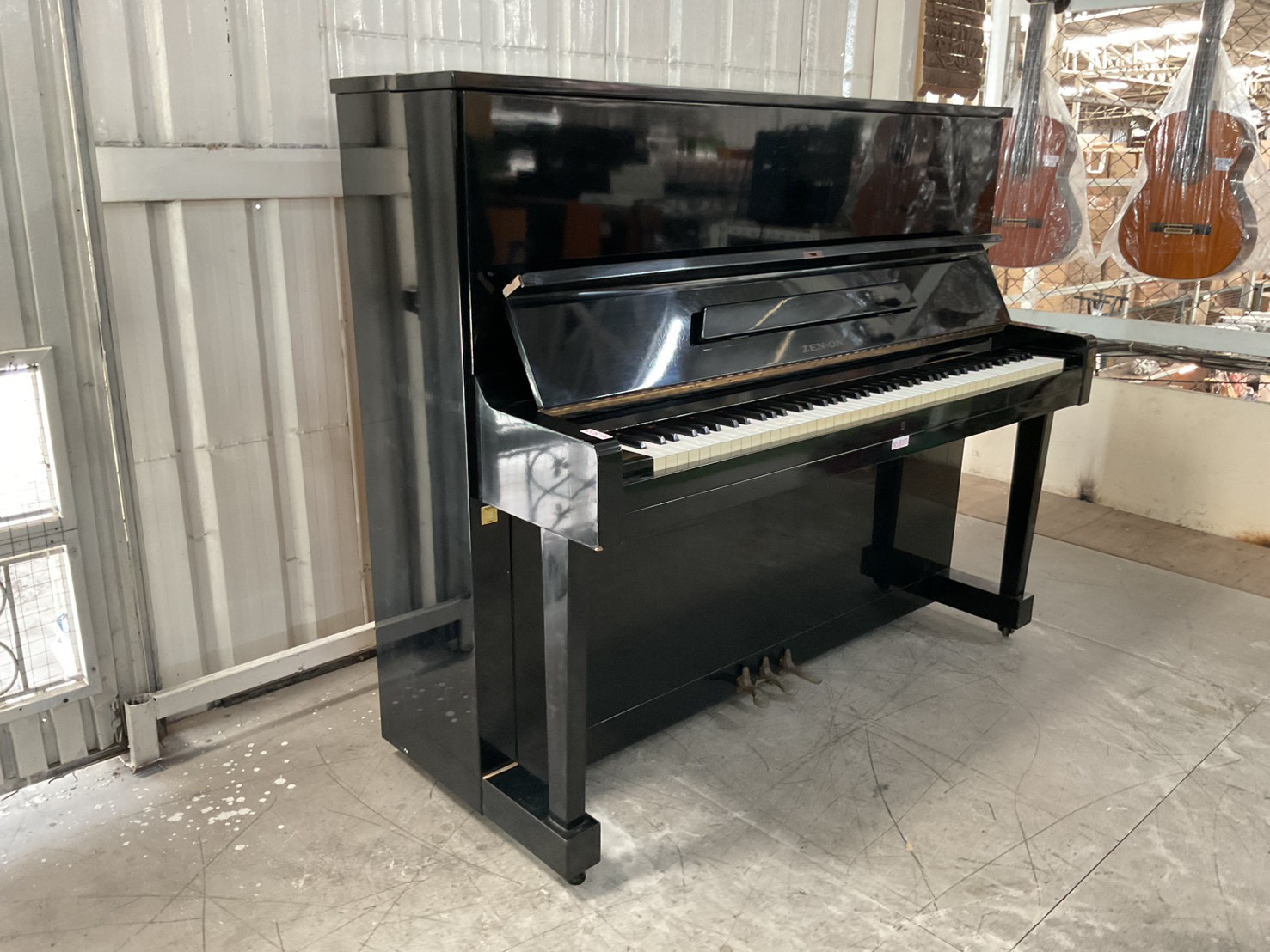 เปียโนอัพไลท์ ZEN-ON : UZ-235