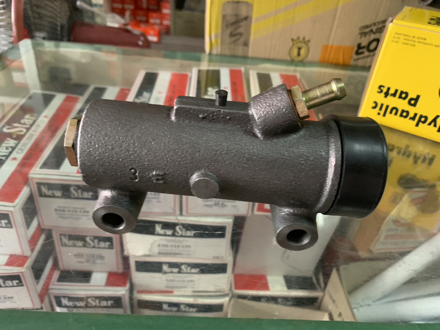 แม่ปั๊มเบรค FUSO FN527 1 1/2"